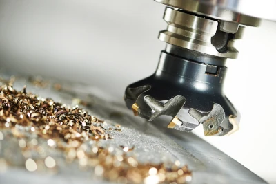 Schneidprozess durch Schneider mit Hartmetall Metalleinsatz an moderner Fräsmaschine